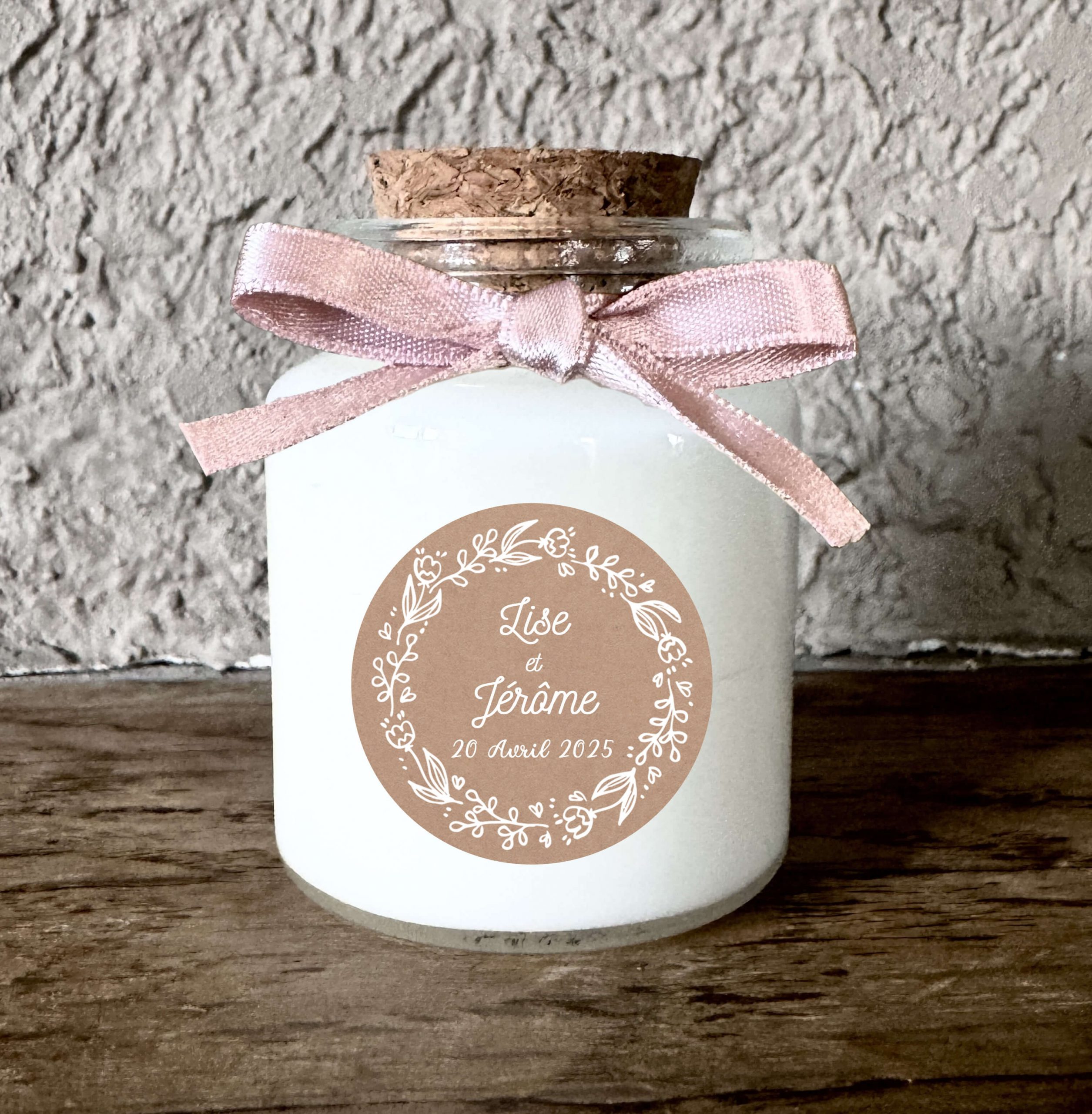 Bougie personnalisée mariage kraft rose poudré avec fleurs blanches