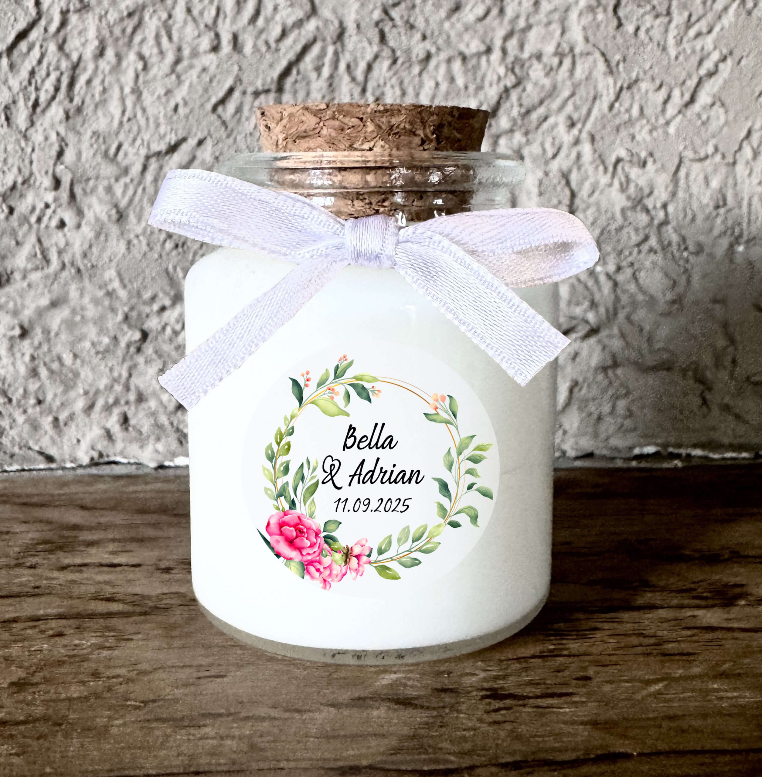 Bougie personnalisée mariage avec couronne florale et ruban blanc, cadeau invité élégant et romantique en cire de soja naturelle.