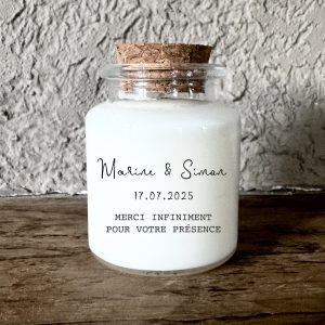 Bougie parfumée personnalisée style chic et élégant, cadeau invité de mariage, pot en verre avec bouchon en liège, étiquette transparente, fabrication artisanale en France.