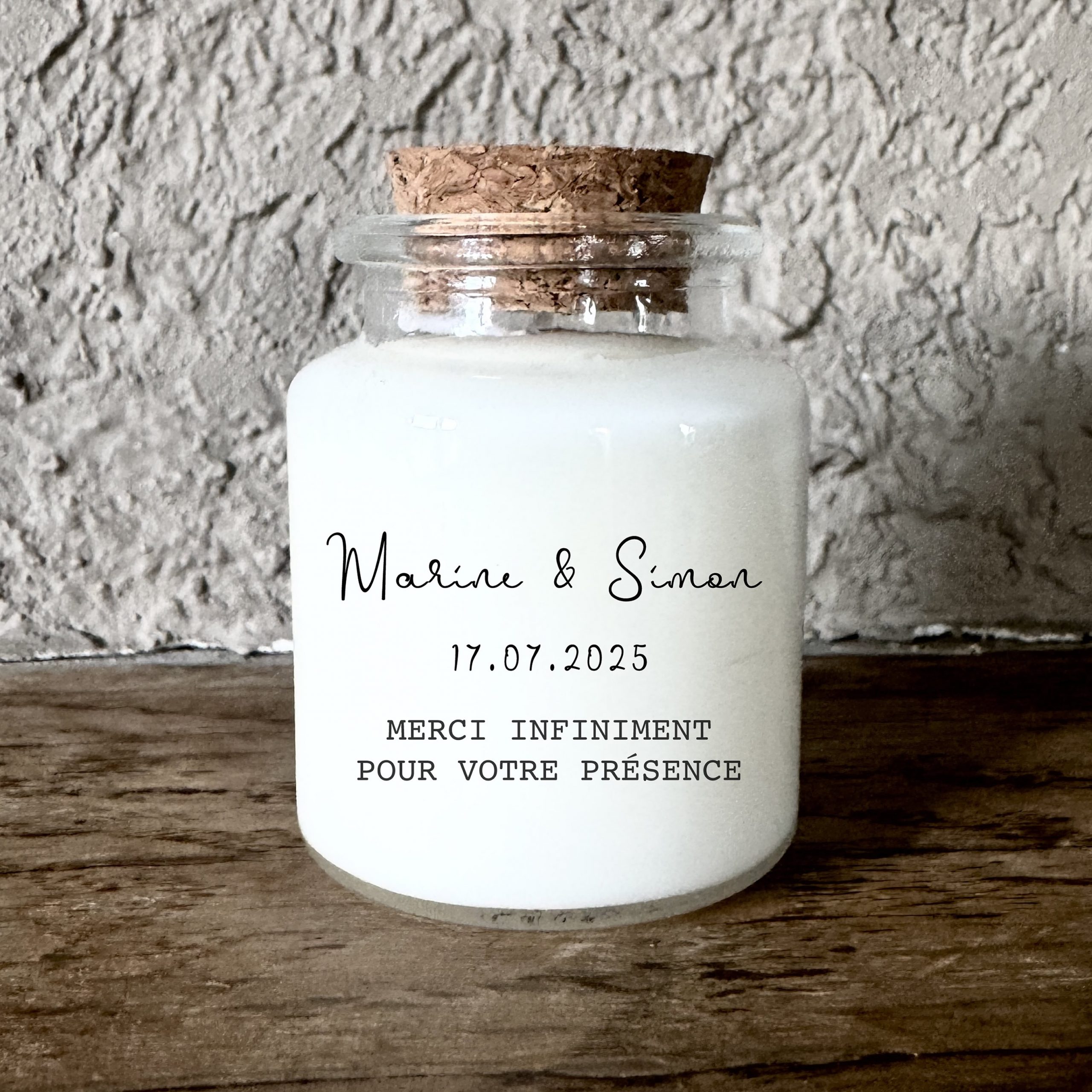 Bougie parfumée personnalisée style chic et élégant, cadeau invité de mariage, pot en verre avec bouchon en liège, étiquette transparente, fabrication artisanale en France.