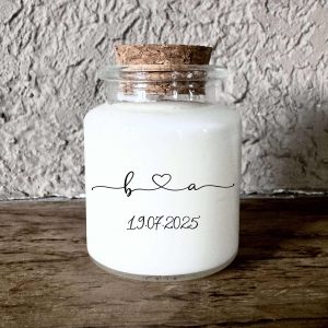 Bougie parfumée personnalisée avec cœur reliant les prénoms, modèle romantique et épuré. Cadeau invité de mariage, pot en verre avec bouchon en liège et corde naturelle, fabriquée à la main en France.