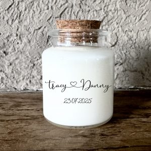 Bougie parfumée personnalisée avec cœur reliant les prénoms, modèle romantique et épuré. Cadeau invité de mariage, pot en verre avec bouchon en liège et corde naturelle, fabriquée à la main en France.