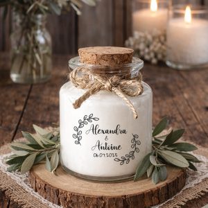 Bougie personnalisée en cire de soja naturelle, idéale comme cadeau pour invités de mariage. Pot en verre élégant avec bouchon en liège et étiquette transparente. Fabrication artisanale française.