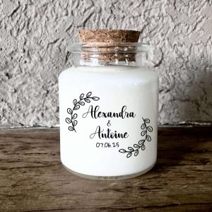 Bougie personnalisée en cire de soja naturelle, idéale comme cadeau pour invités de mariage. Pot en verre élégant avec bouchon en liège et étiquette transparente. Fabrication artisanale française.