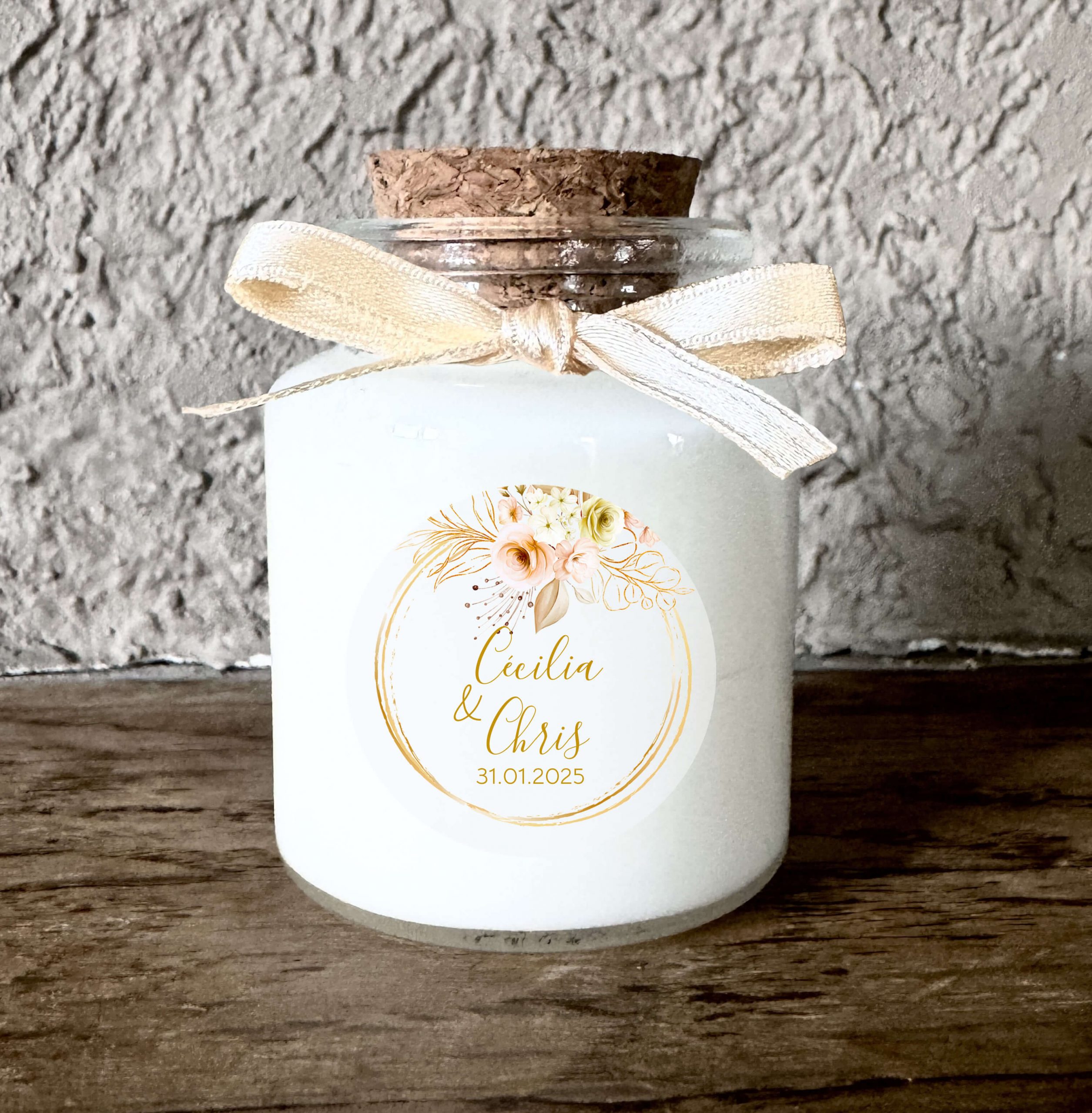 Bougie personnalisée mariage fleurs pastel et ruban crème, cadeau invité doré chic fabriqué à la main en cire de soja naturelle.