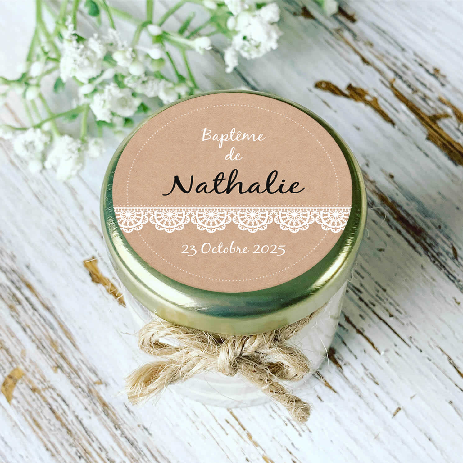 Bougie de baptême personnalisée kraft et dentelle blanche avec prénom
