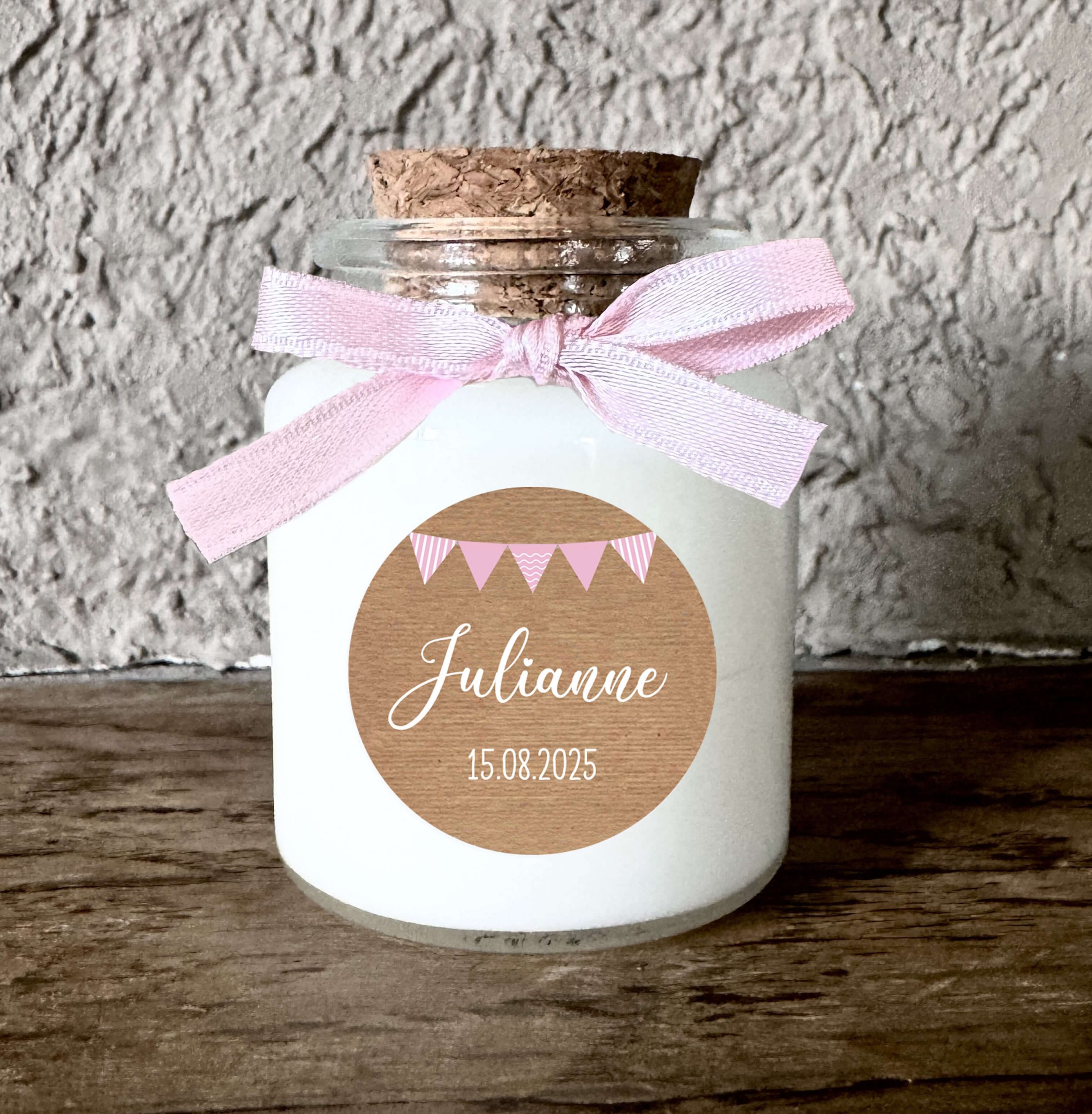 Bougie baptême personnalisée fille fanions roses sur fond bois