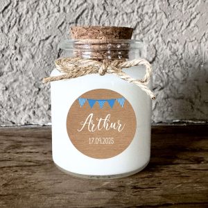 Bougie baptême personnalisée garçon fanions bleus sur fond bois
