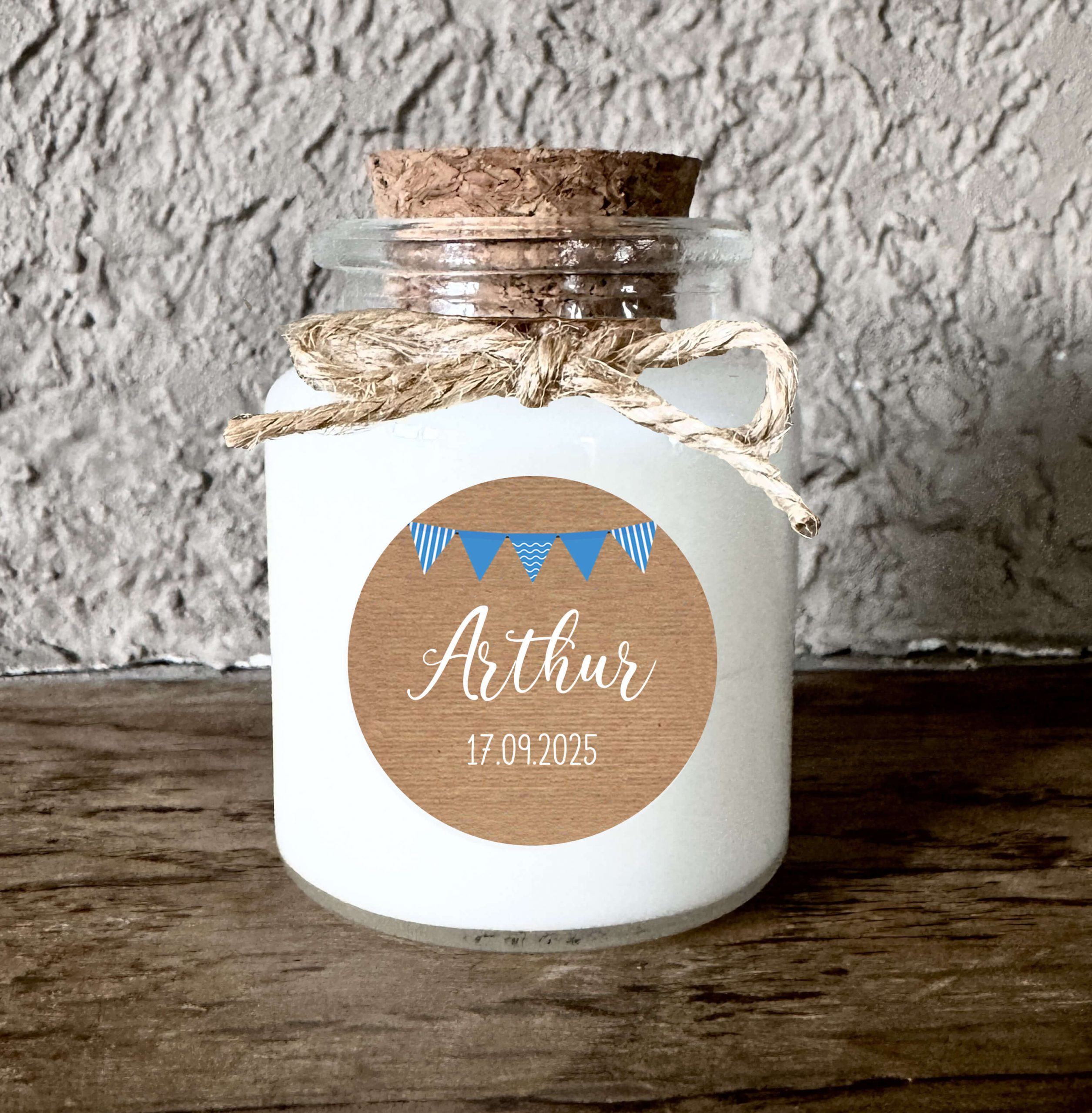 Bougie baptême personnalisée garçon fanions bleus sur fond bois