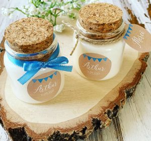 Bougies baptême garçon personnalisées - Cadeaux invités parfumés personnalisés avec votre logo - Modèle Rond Bouchon Liège