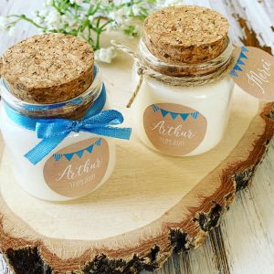 Bougies baptême garçon personnalisées - Cadeaux invités parfumés personnalisés avec votre logo - Modèle Rond Bouchon Liège