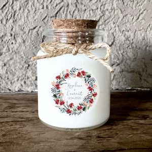 Bougie mariage personnalisée avec couronne florale rouge et feuillage eucalyptus