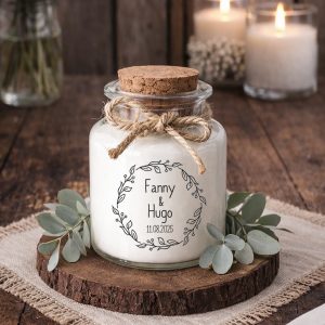 Bougie parfumée personnalisée mariage couronne végétale eucalyptus, pot en verre et bouchon en liège, fabrication artisanale en France.