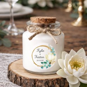 Bougie personnalisée Bougie personnalisée mariage chic avec fleur blanche, cercle doré et eucalyptus, cadeau invité élégant en cire de soja naturelle.