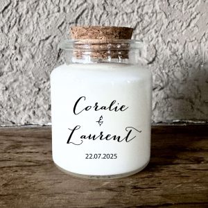 Bougie parfumée personnalisée mariage avec écriture calligraphiée, pot en verre et bouchon en liège, fabrication artisanale en France.
