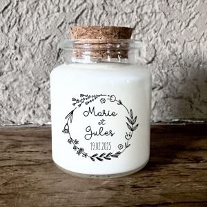 Bougie parfumée personnalisée mariage couronne florale et feuillage, pot en verre avec bouchon en liège, fabrication artisanale en France.