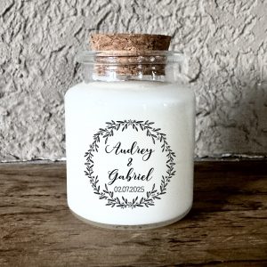 Bougie parfumée personnalisée mariage couronne végétale champêtre chic, pot en verre avec bouchon liège, fabrication artisanale en France.
