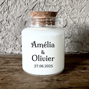 Bougie parfumée personnalisée mariage élégante et classique, pot en verre avec bouchon en liège, fabrication artisanale en France.