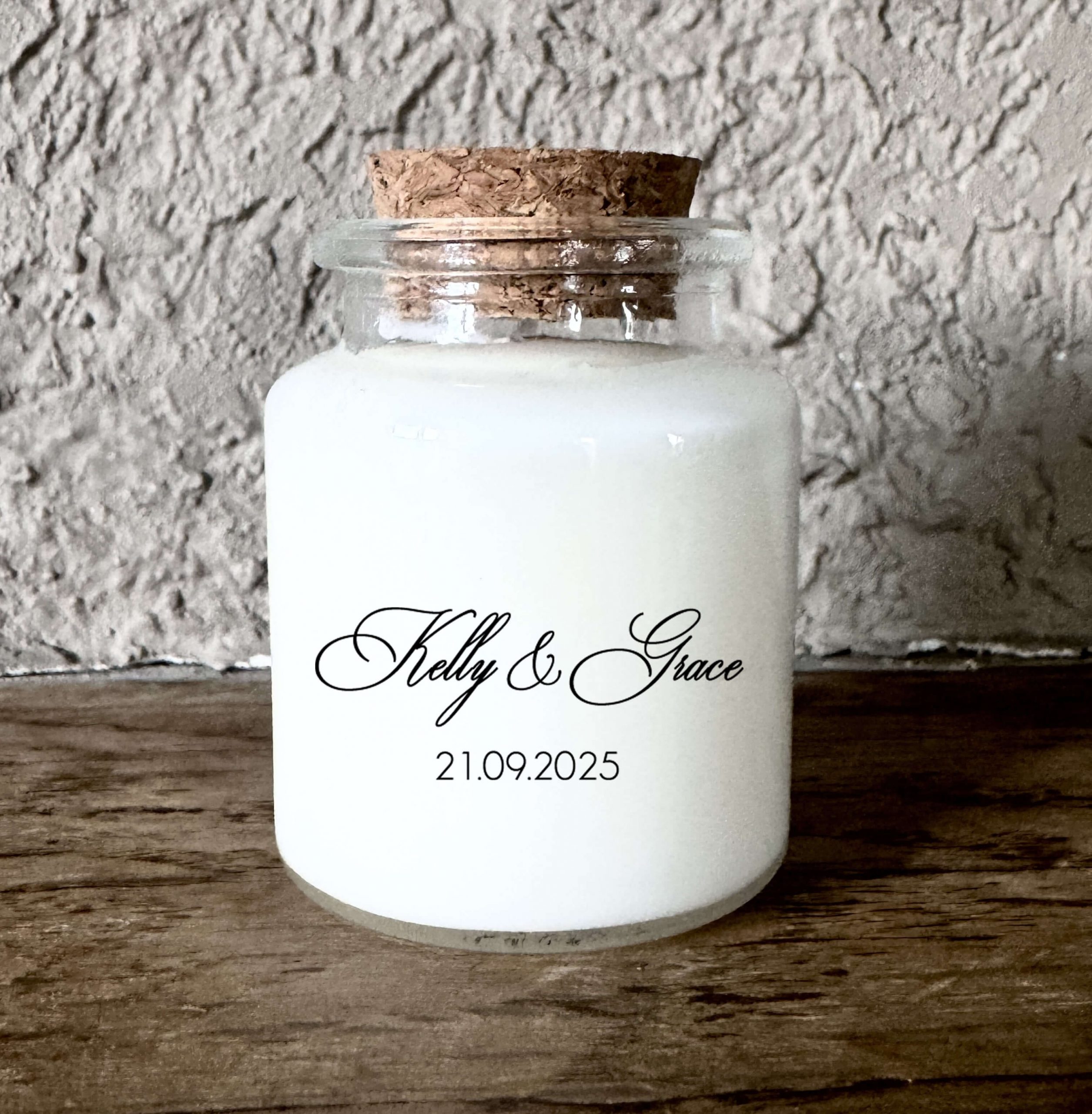 Bougie parfumée personnalisée mariage élégante et minimaliste, pot en verre avec bouchon liège, calligraphie raffinée, fabrication artisanale en France.