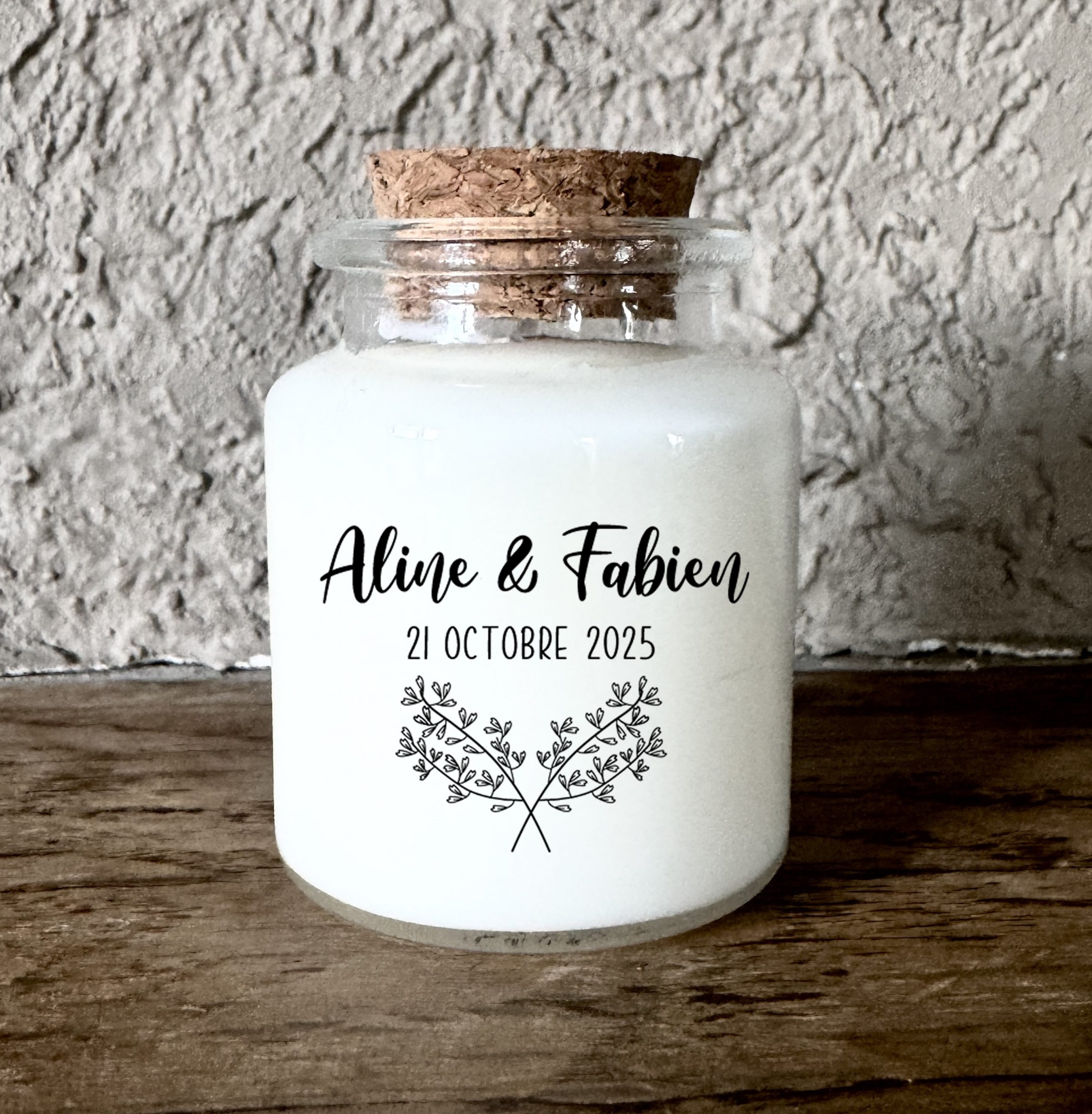 Bougie parfumée personnalisée mariage champêtre chic avec motif feuillage, pot en verre et bouchon en liège, fabrication artisanale en France.