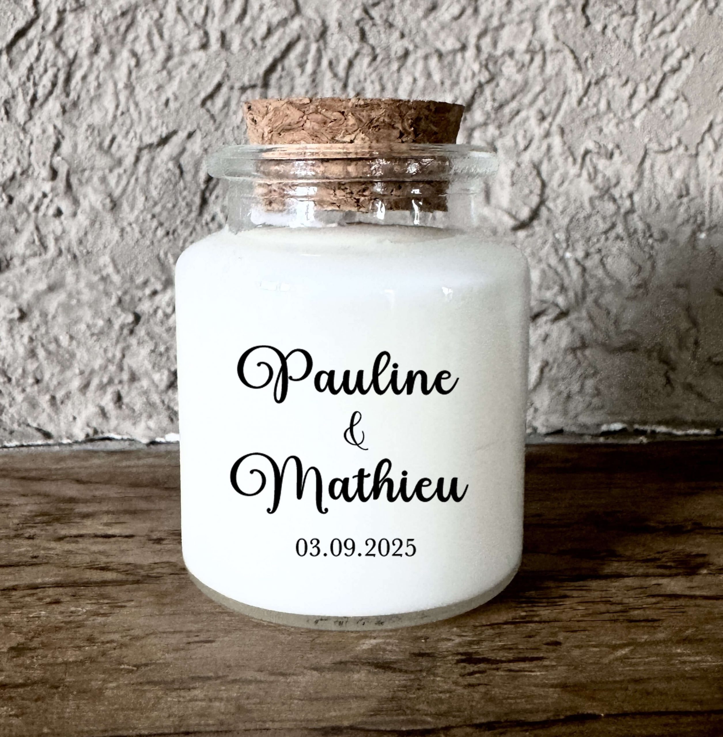 Bougie parfumée personnalisée mariage rustique chic, pot en verre avec bouchon en liège, fabrication artisanale en France.