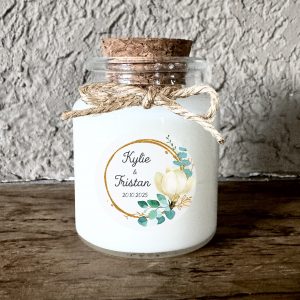 Bougie personnalisée Bougie personnalisée mariage chic avec fleur blanche, cercle doré et eucalyptus, cadeau invité élégant en cire de soja naturelle.