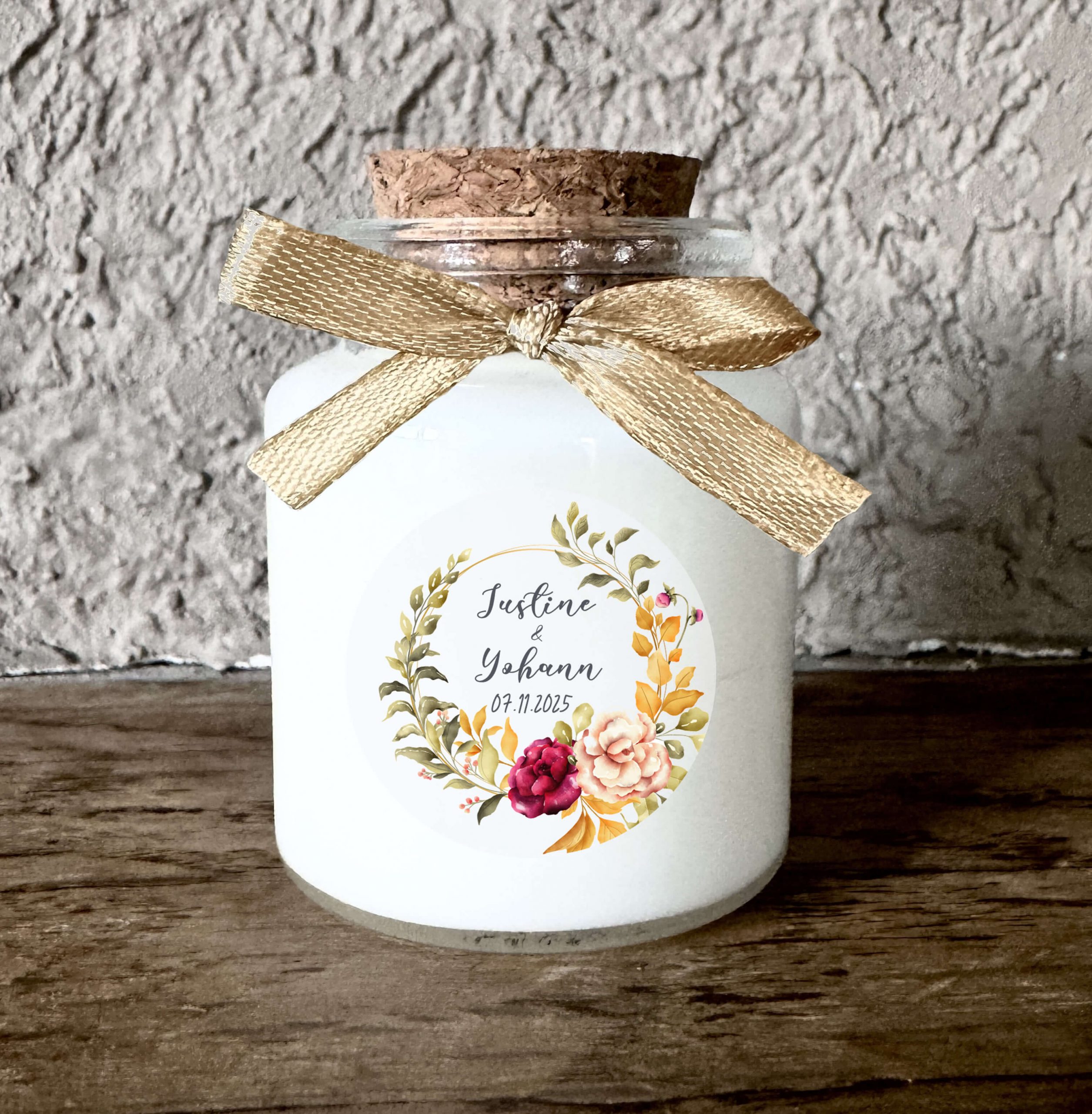 Bougie personnalisée mariage fleurs dorées avec ruban or, cadeau invité chic et automnal en cire de soja artisanale.