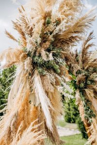 mariage bohème verdoyant: déco herbes de pampas, macramé