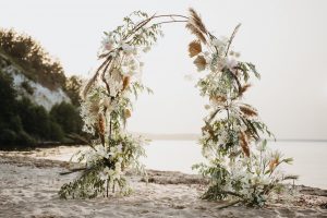 mariage bohème verdoyant: déco herbes de pampas, macramé