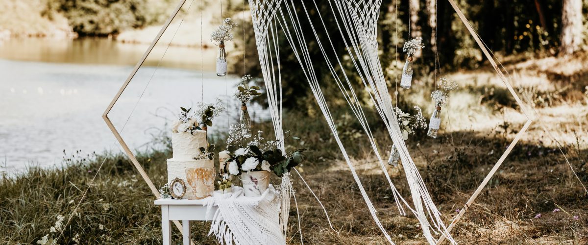 Un mariage bohème verdoyant: déco herbes de pampas, macramé