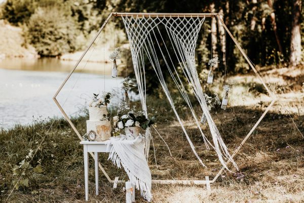 mariage bohème verdoyant: déco herbes de pampas, macramé