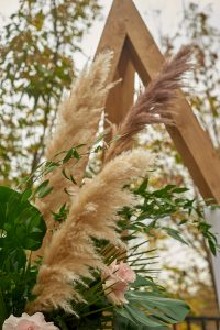 mariage bohème verdoyant: déco herbes de pampas, macramé mariage bohème verdoyant: déco herbes de pampas, macramé