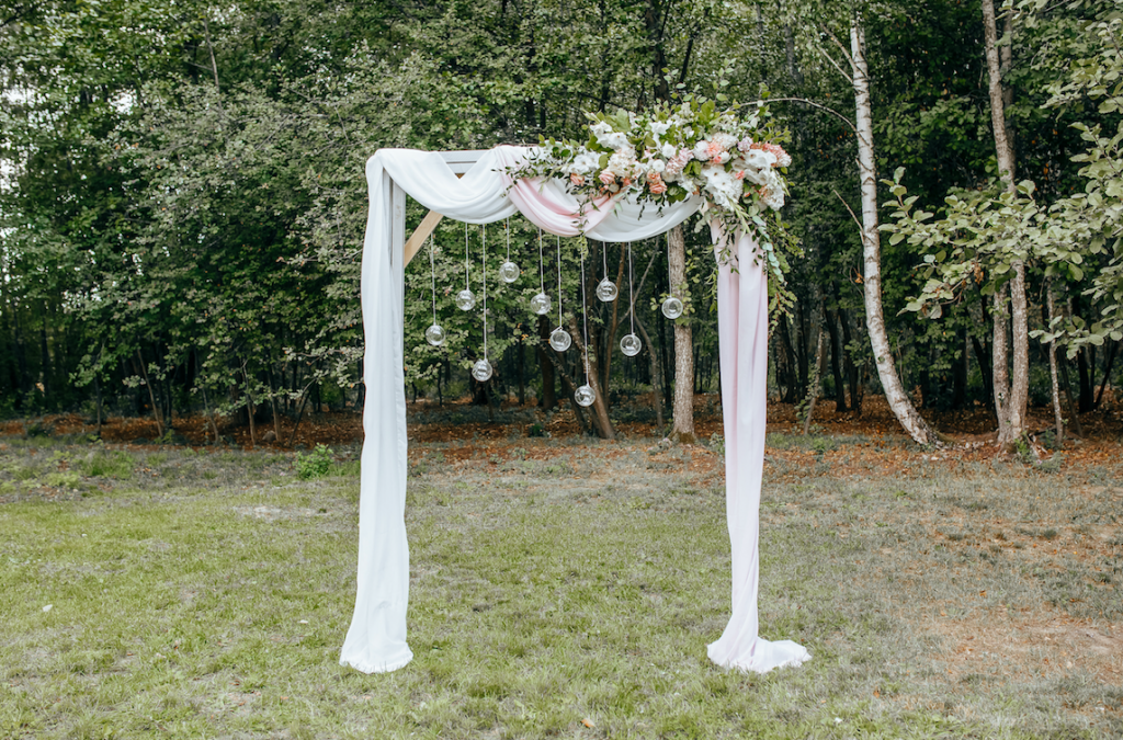Un mariage féerique avec des photophores bougeoirs suspendus Un mariage féerique avec des photophores bougeoirs suspendus