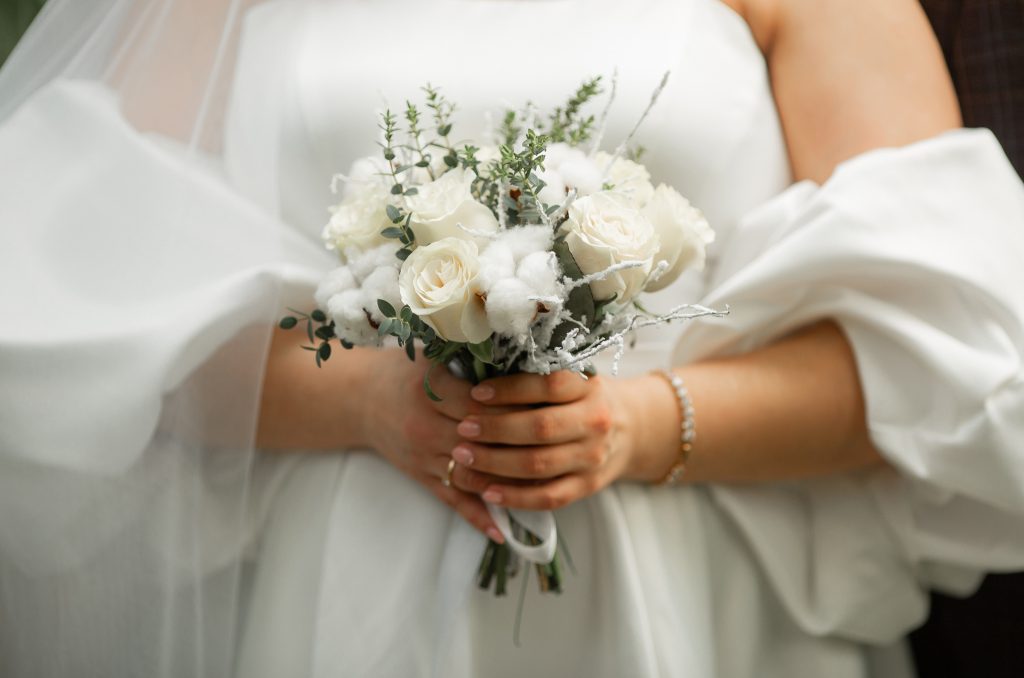 Fleurs blanches pour une cérémonie de mariage élégante Fleurs blanches pour une cérémonie de mariage élégante