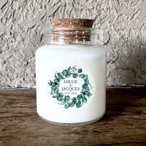 Bougie parfumée personnalisée mariage eucalyptus, pot en verre bouchon liège, fabrication artisanale en France, cadeau invité champêtre chic.