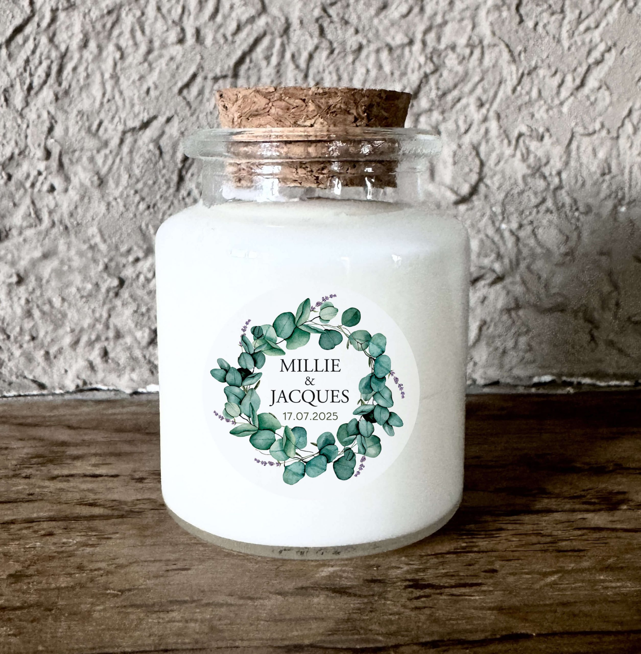 Bougie parfumée personnalisée mariage eucalyptus, pot en verre bouchon liège, fabrication artisanale en France, cadeau invité champêtre chic.
