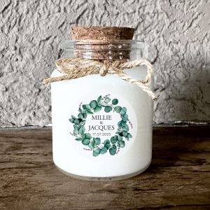 Bougie personnalisée mariage avec couronne d’eucalyptus vert, pot en verre liège, idée cadeau invité artisanale et naturelle.