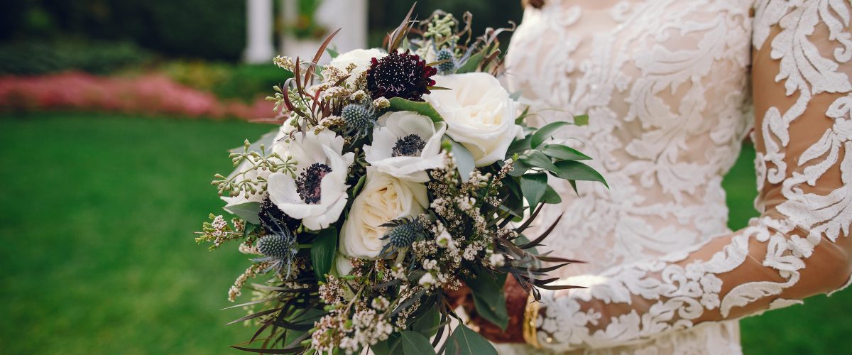 Mariage d’Anémones et d’Eucalyptus Naturel, un Duo Élégant !