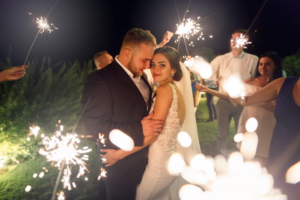 Aujourd'hui je teste les cierges magiques pour un mariage cet été 😍 On  adore l'effet féerique de cette bougie scintillante. 🤩 • • • • • #magique, By Manon Organisatrice de souvenirs