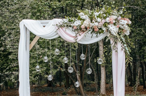 Un mariage féerique avec des photophores bougeoirs suspendus