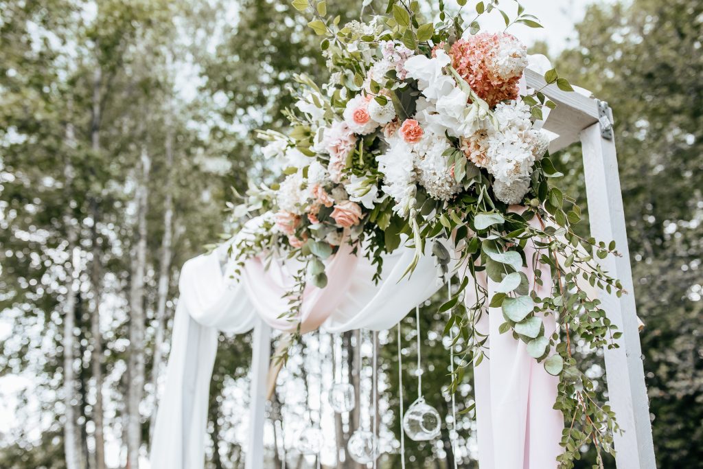 Un mariage féerique avec des photophores bougeoirs suspendus Un mariage féerique avec des photophores bougeoirs suspendus