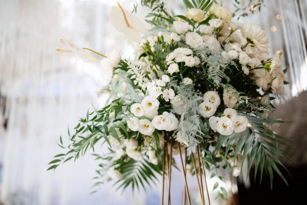 Fleurs blanches pour une cérémonie de mariage élégante