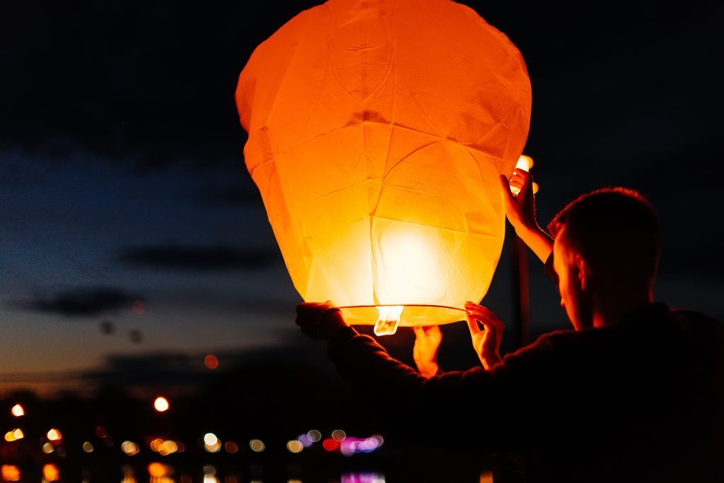 Illuminez de magie votre cérémonie de mariage avec un lâcher de lanternes volantes Illuminez de magie votre cérémonie de mariage avec un lâcher de lanternes volantes