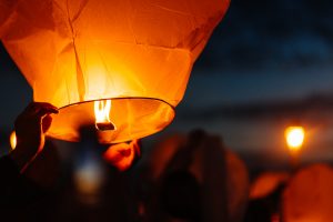 Illuminez de magie votre cérémonie de mariage avec un lâcher de lanternes volantes