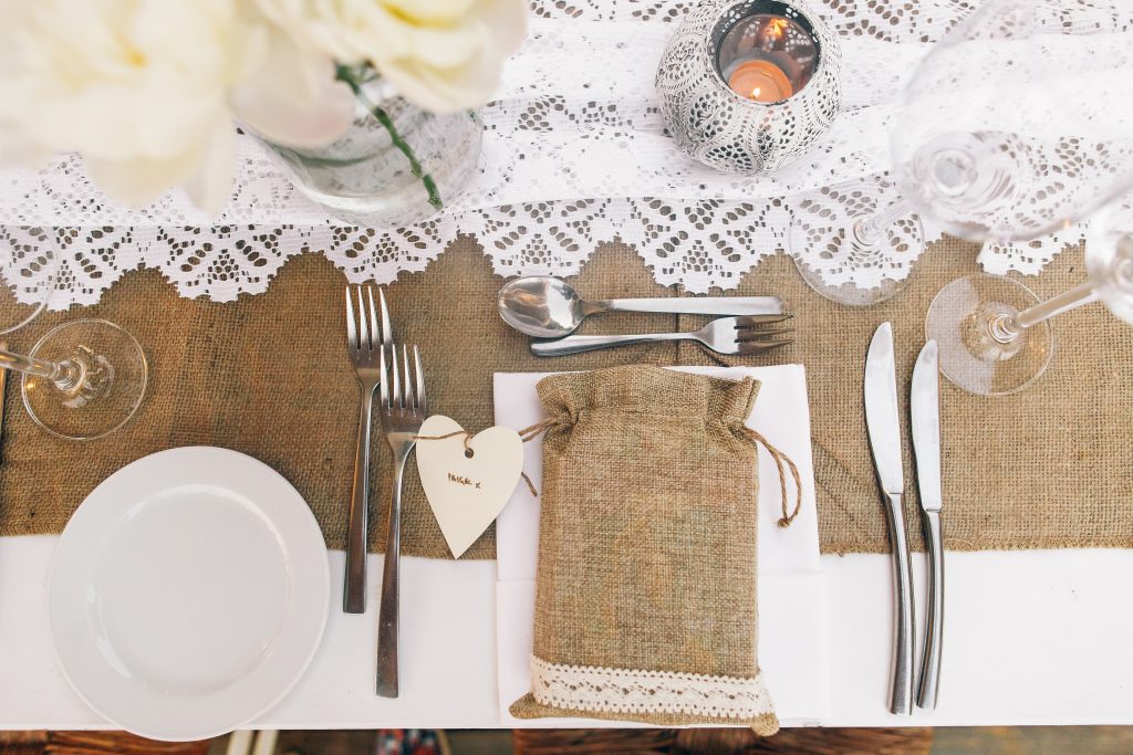 Jute et Dentelle pour une décoration de table de mariage rustique Jute et Dentelle pour une décoration de table de mariage rustique