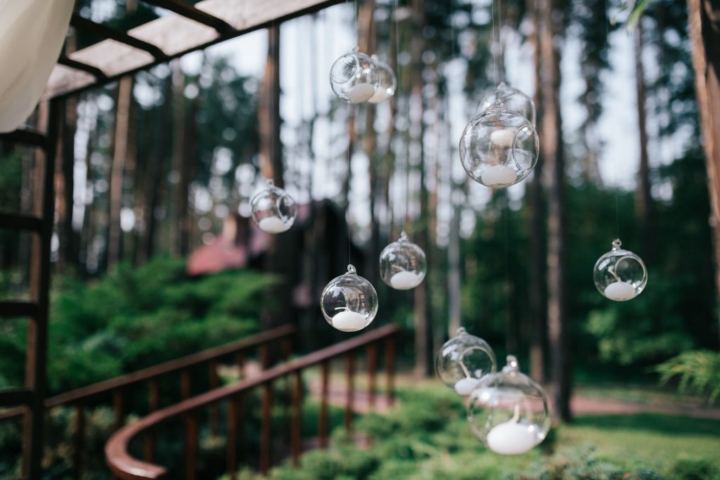 Un mariage féerique avec des photophores bougeoirs suspendus Un mariage féerique avec des photophores bougeoirs suspendus