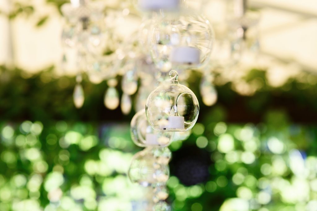Un mariage féerique avec des photophores bougeoirs suspendus Un mariage féerique avec des photophores bougeoirs suspendus