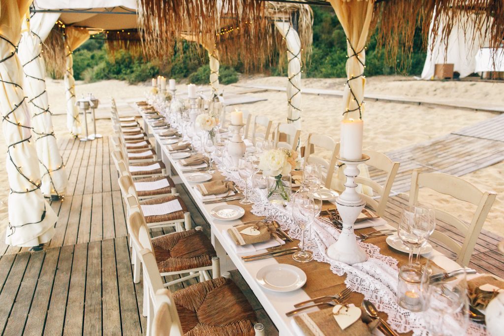 Jute et Dentelle pour une décoration de table de mariage rustique Jute et Dentelle pour une décoration de table de mariage rustique