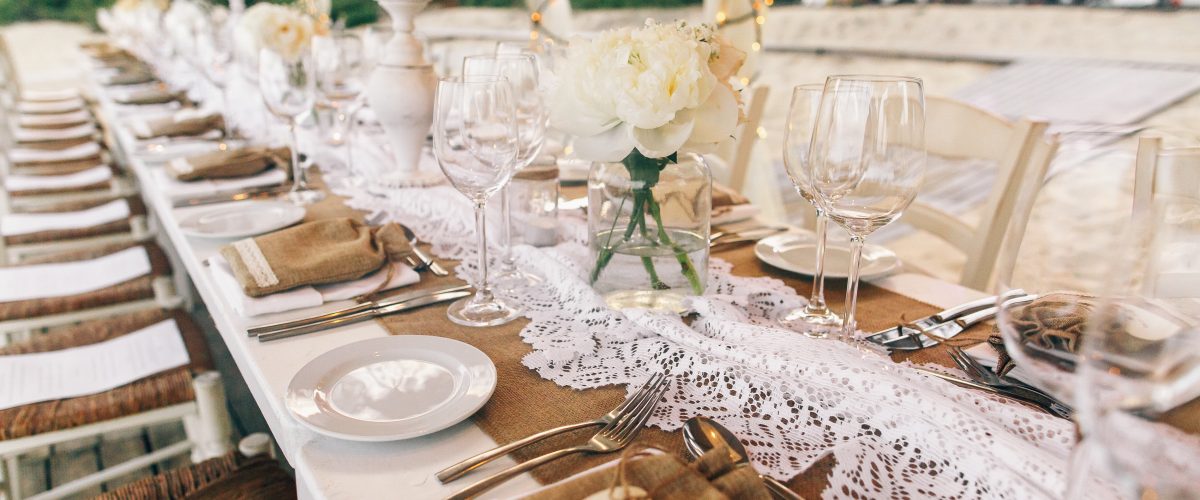 Jute et Dentelle pour une décoration de table de mariage rustique
