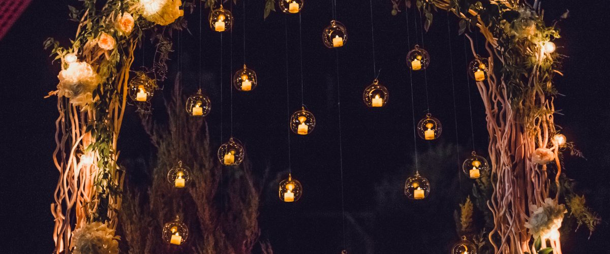 Un mariage féerique avec des photophores bougeoirs suspendus
